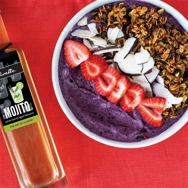Frokost-smoothiebowl med blåbær, mojitobalsamico og hjemmelaget granola