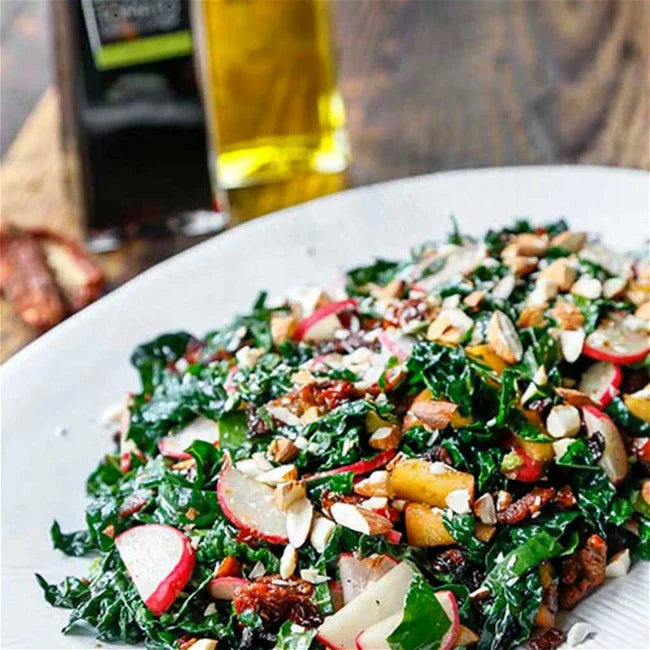 Lun grønnkålsalat med bacon, eple og balsamicovinaigrette