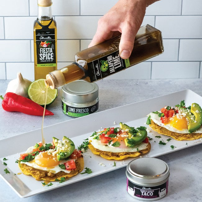 Mexikanske frokost-tostadas med bønner, egg og jalapeñobalsamico