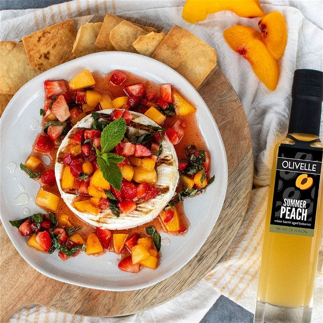 Grillet Brie med fersken- og jordbærsalsa