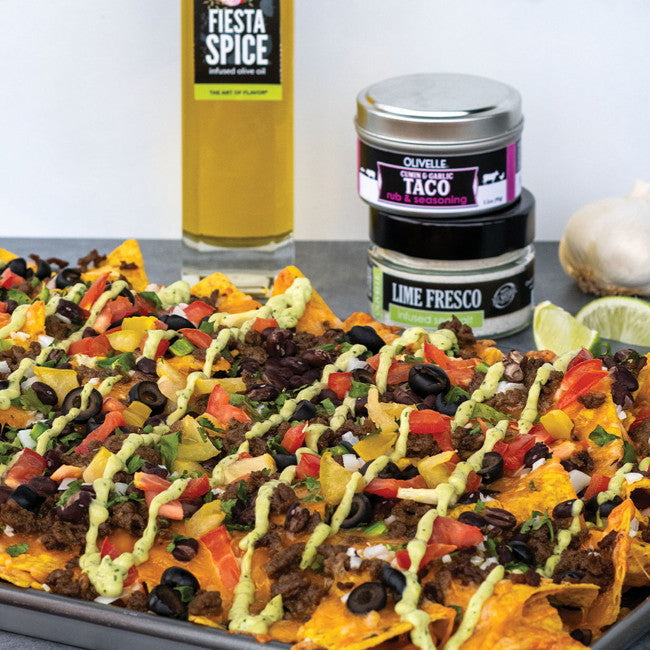 Sheet Pan Nachos med Avokado-Crema