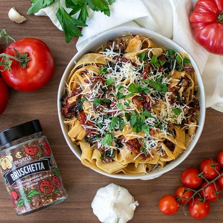 Pasta med soltørkede tomater, italiensk pølse og grønnkål